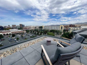 New - Canopy King Bed - Pool - Gym - Reserved Parking